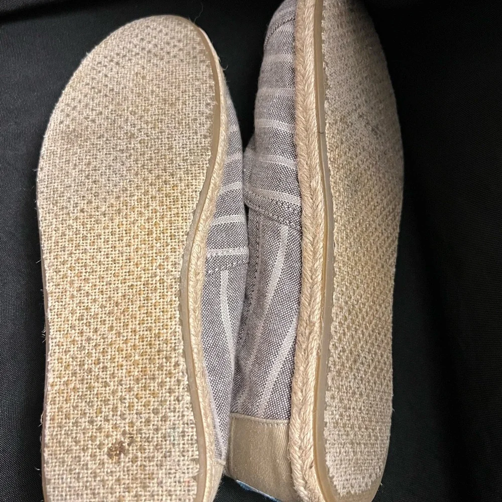Toms-Beige stripe w/Rope bottom- Size:7, Pre-Owned, Small red spot on‎ top.